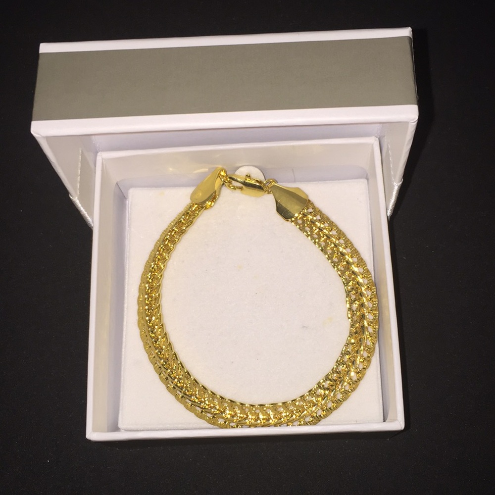 ☄️💥BRAND NEW 💥☄️ 18k GOLD PLATED BANGLE